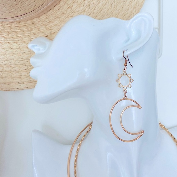 🎁 FREE ADD ON
Vintage Sun & Moon Statement Drop Gold Tone Earrings - Picture 5 of 5